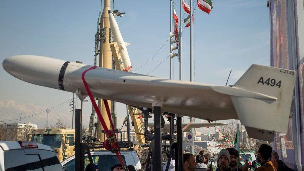 Drone de fabricação iraniana Shahed-136 em exibição na Praça Azadi (Liberdade)