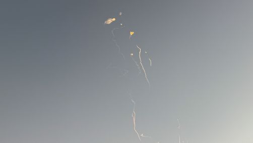 Míssil lançado pelo Irã é interceptado e destruído por sistemas de defesa sobre Doha, no Catar