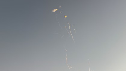 Míssil lançado pelo Irã é interceptado e destruído por sistemas de defesa sobre Doha, no Catar