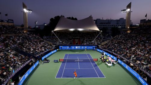 Felix Auger-Aliassime, do Canadá, saca contra Daniil Medvedev, da Rússia, durante o Dubai Open. Medvedev é um dos tenistas presos no país.