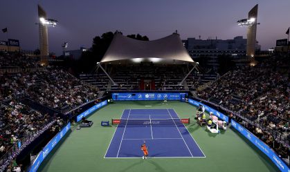 Felix Auger-Aliassime, do Canadá, saca contra Daniil Medvedev, da Rússia, durante o Dubai Open. Medvedev é um dos tenistas presos no país.