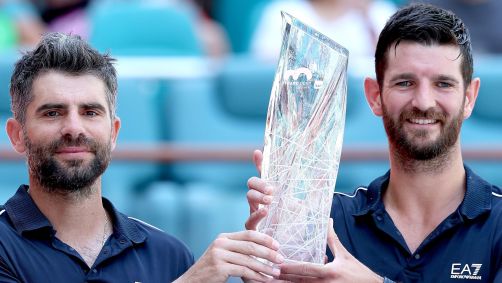 Simone Bolelli e Andrea Vavassori com o troféu de duplas do Miami Open