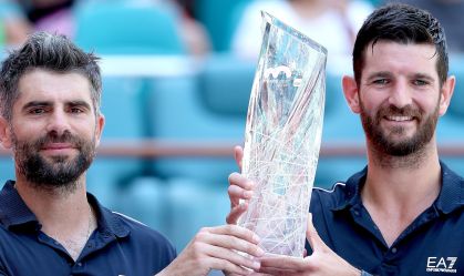 Simone Bolelli e Andrea Vavassori com o troféu de duplas do Miami Open
