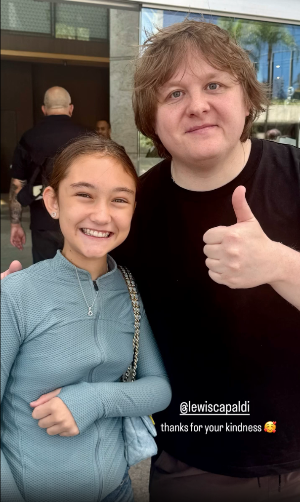 Esposa e enteada do jogador Jorginho, do Flamengo, ao lado do cantor Lewis Capaldi • Instagram/Catherine Harding