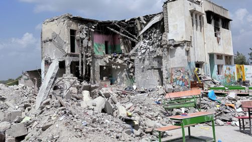 Vista dos destroços de uma escola onde alunos e professores perderam a vida no primeiro dia da guerra, em Minab, Hormozgan, Irã, em 5 de março de 2026.