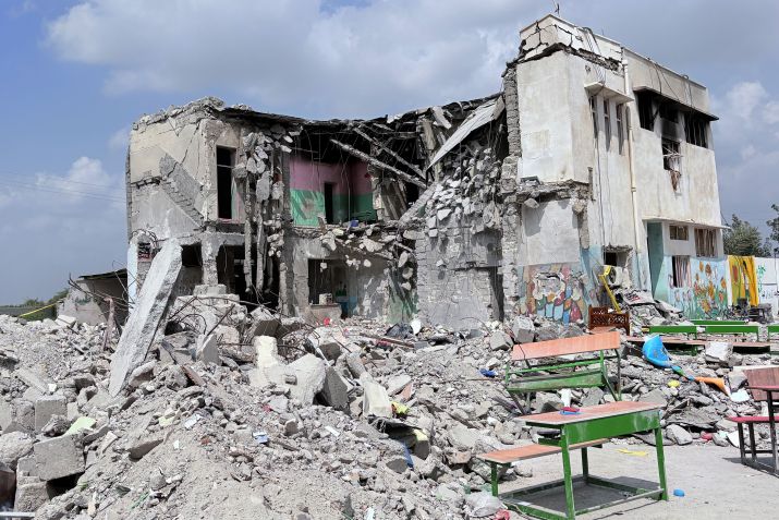 Vista dos destroços de uma escola onde muitos alunos e professores perderam a vida no primeiro dia da onda de ataques lançados pelos Estados Unidos e Israel contra o Irã, em Minab, Hormozgan, Irã, em 5 de março de 2026. • Anadolu via Getty Images
