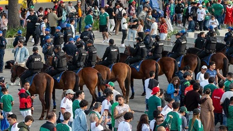 Polícia mexicana no entorno do Estádio Azteca antes de México x Portugal