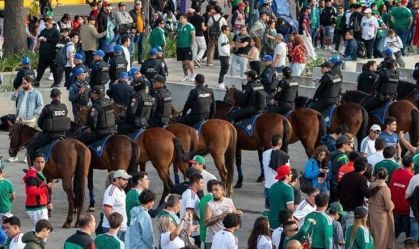 Polícia mexicana no entorno do Estádio Azteca antes de México x Portugal