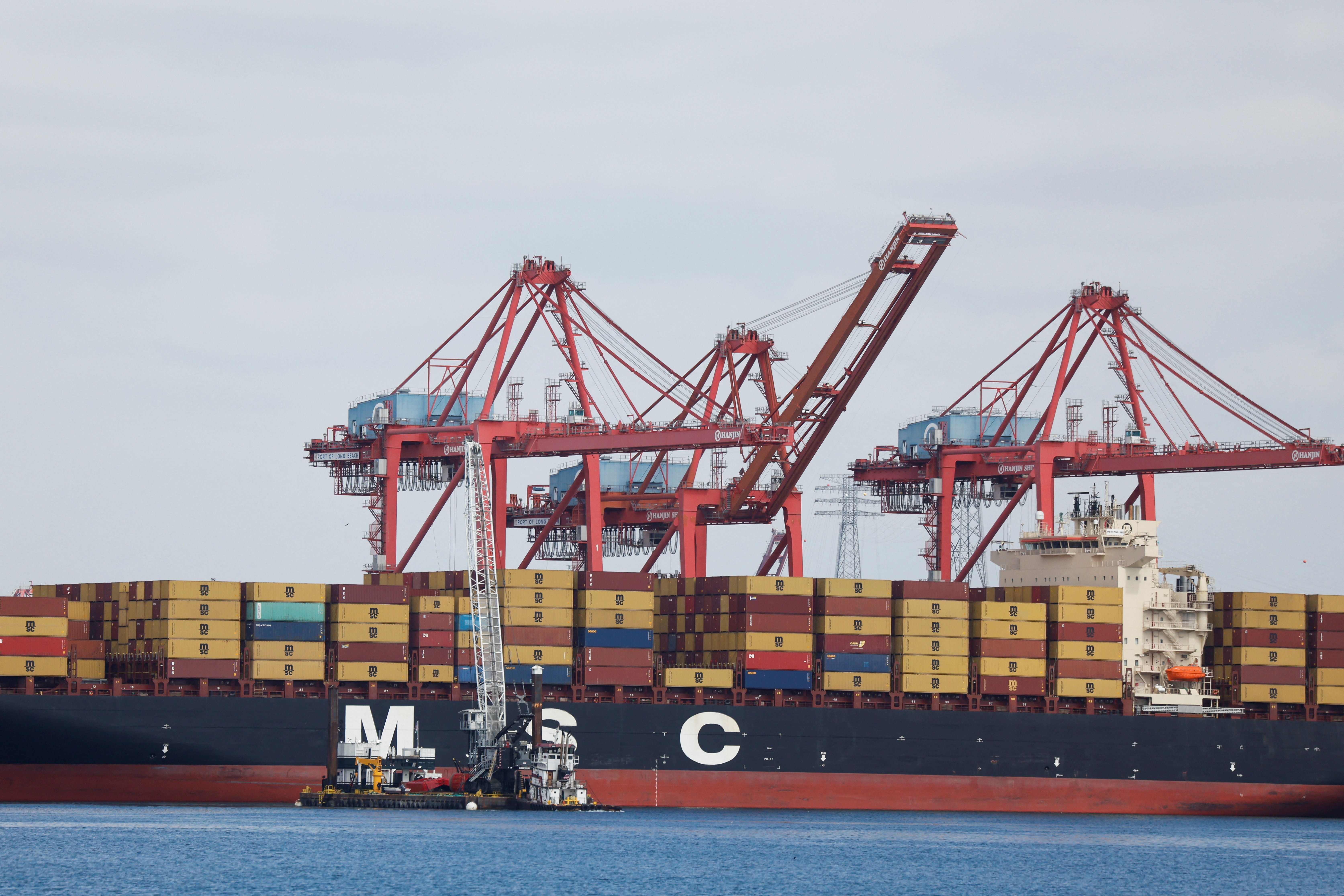 Navio de contêineres atracado no porto de Los Angeles em 10/03/2026