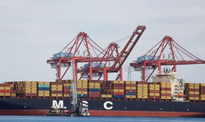 Navio de contêineres atracado no porto de Los Angeles em 10/03/2026
