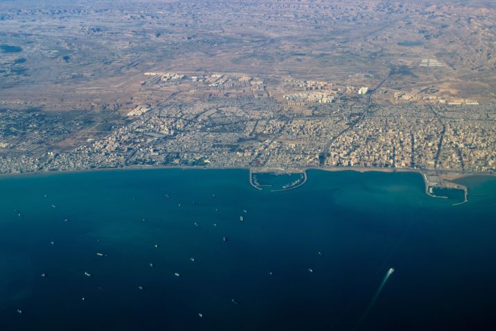 Vista aérea de Bandar Abbas, cidade portuária iraniana no Golfo Pérsico, com vários portos e intenso tráfego de navios, no Estreito de Ormuz, no Irã • Germán Vogel/Getty Images