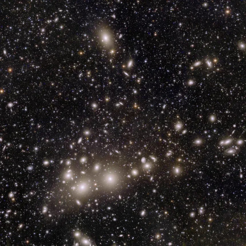 Esta imagem do telescópio espacial Euclid da Agência Espacial Europeia mostra centenas de milhares de galáxias e, no centro, o Aglomerado de Perseu, um rico conglomerado de galáxias que também abriga a CDG-2 • ESA/Euclid/Consórcio Euclid/Nasa