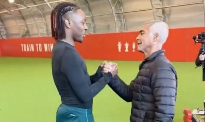 Eberiche Eze, meia do Arsenal, cumprimenta Romário em Londres