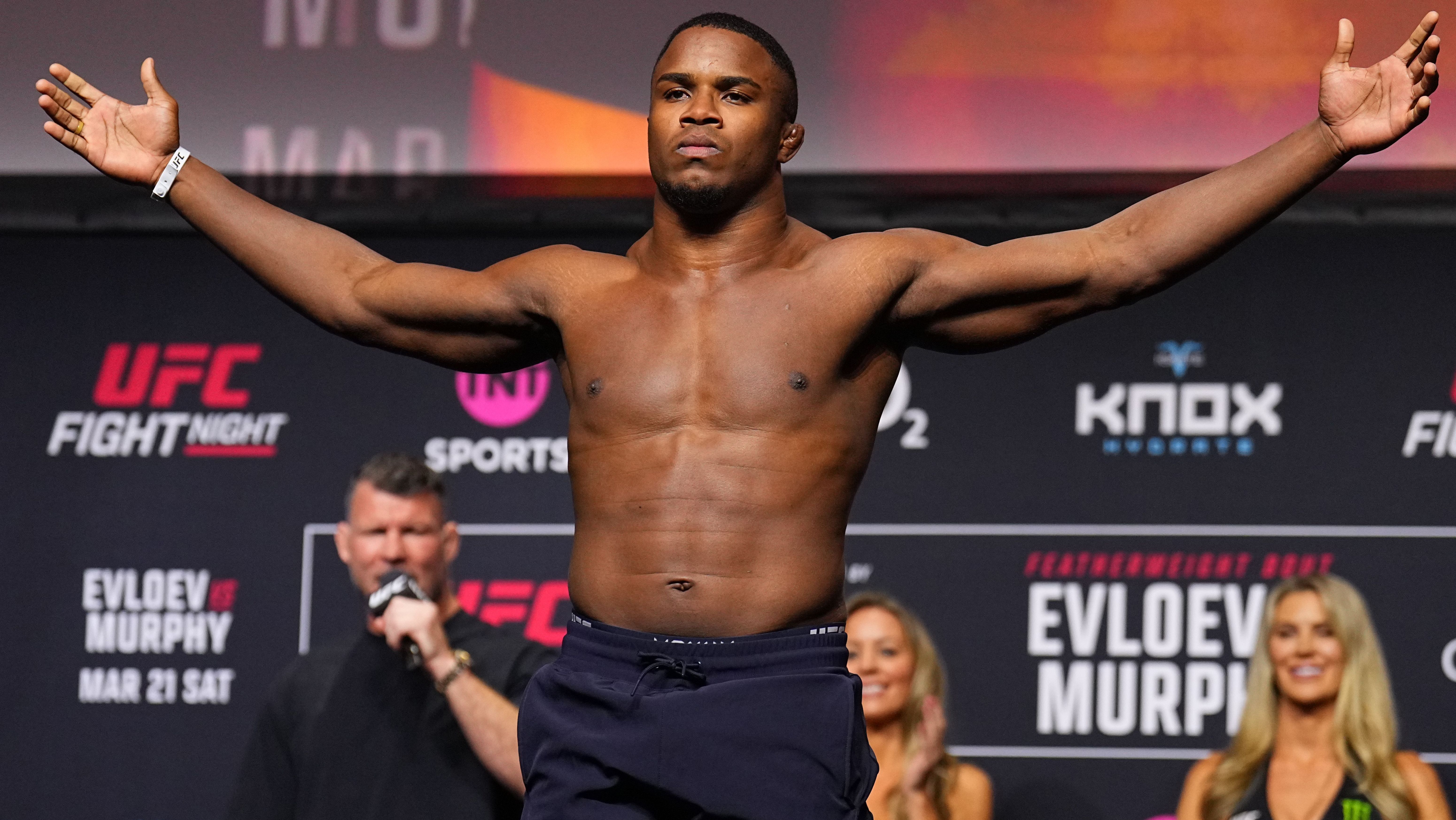 Felipe Franco na pesagem antes da luta no UFC Londres