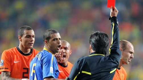 Felipe Melo recebe o cartão vermelho durante o duelo entre Brasil e Holanda, pelas quartas de final da Copa de 2010