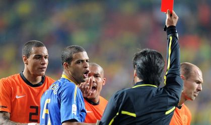 Felipe Melo recebe o cartão vermelho durante o duelo entre Brasil e Holanda, pelas quartas de final da Copa de 2010