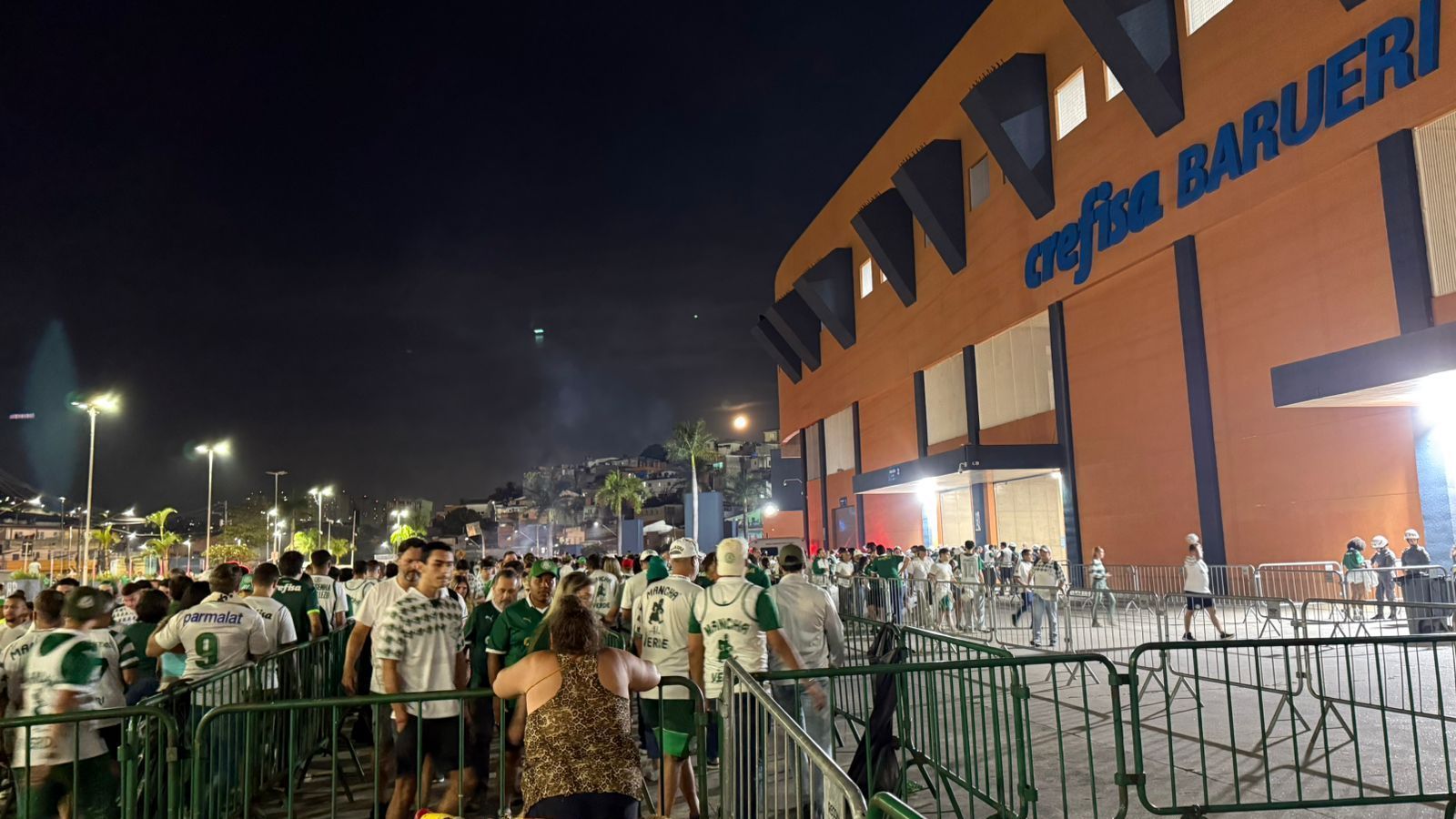 Fila extensa na entrada da Arena Crefisa Barueri enquanto Palmeiras e Novorizontino já faziam a final do Paulistão