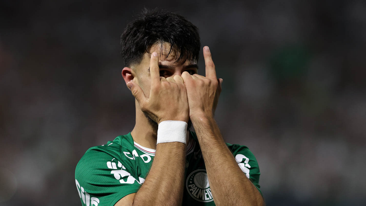 Flaco López comemora seu gol contra o São Paulo