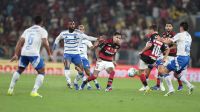 Titular do Cruzeiro sai em defesa de Tite após início ruim no Brasileirão