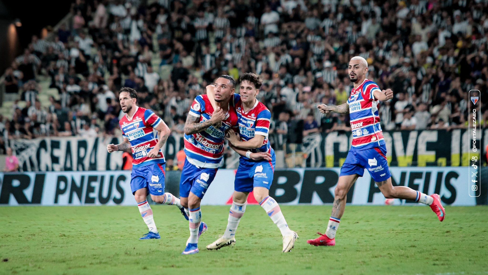 Jogadores do Fortaleza comemoram gol contra o Ceará