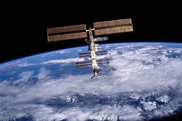 Esta imagem da Estação Espacial Internacional foi fotografada por um dos tripulantes da missão STS-105 a bordo do ônibus espacial Discovery, após a separação da ISS • NASA