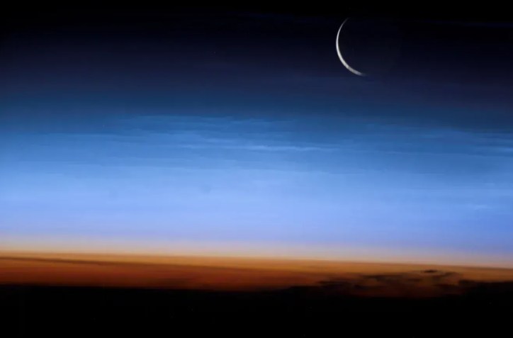 Esta imagem, tirada da Estação Espacial Internacional, mostra o limbo da Terra sob a estratosfera de cor laranja, a porção mais baixa e mais densa da atmosfera terrestre • NASA