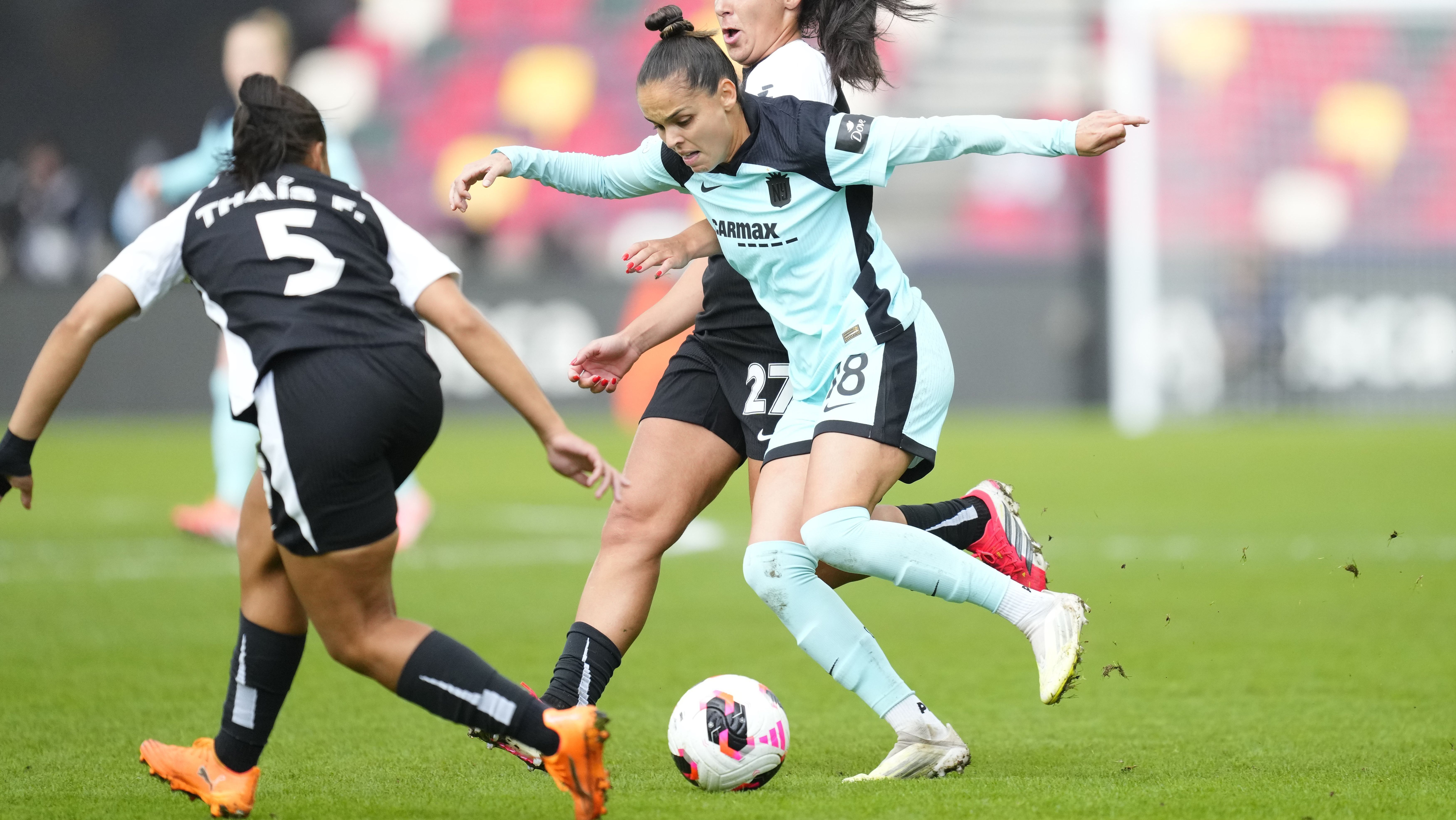 Gabi Portilho em ação pelo Gotham FC no jogo contra o Corinthians pela Copa das Campeãs Feminina