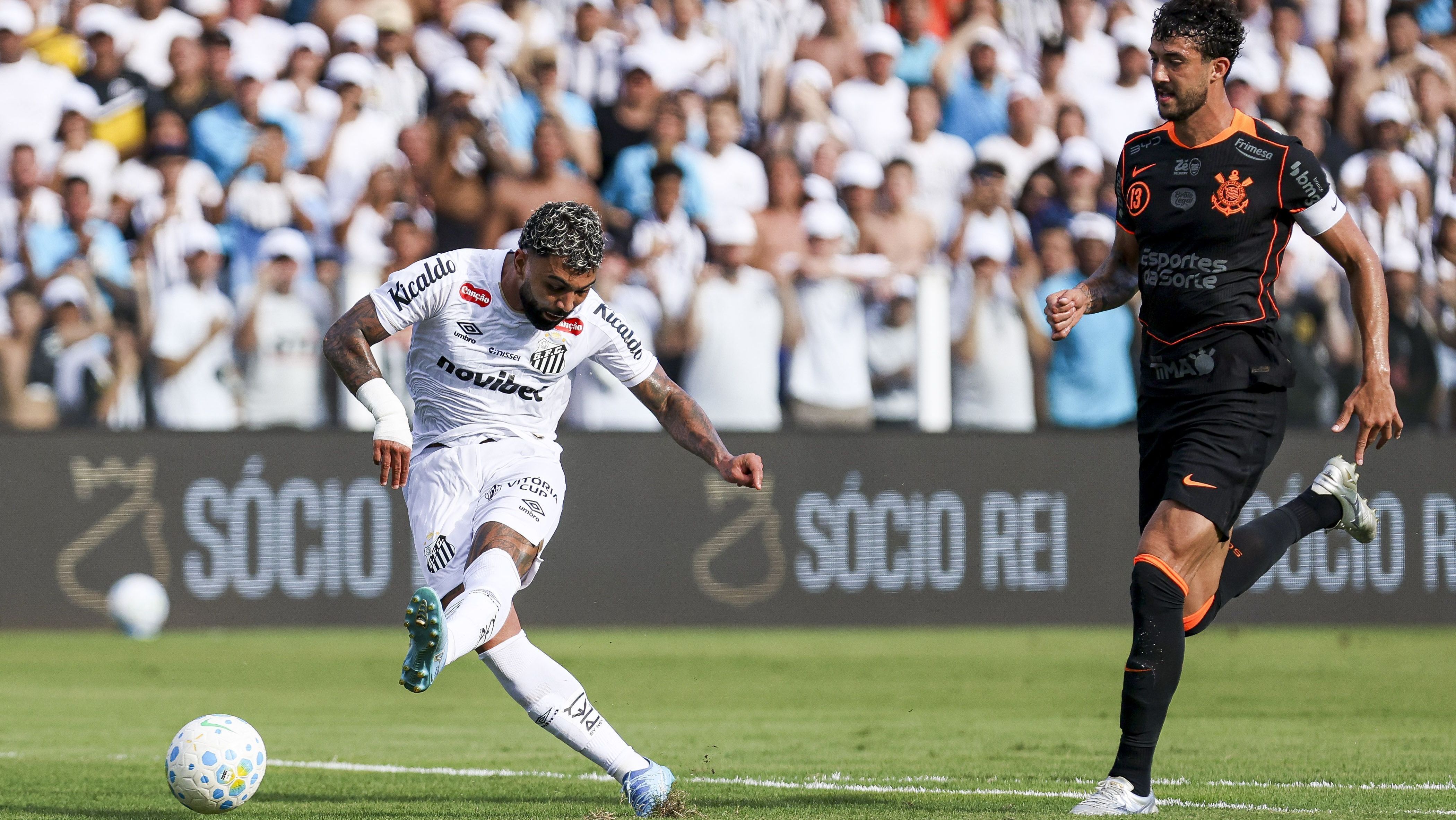 Gabigol finaliza para empatar o clássico entre Santos e Corinthians na Vila Belmiro