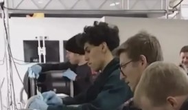 F1: Bortoleto viraliza nas redes após ajudar mecânicos na limpeza de rodas