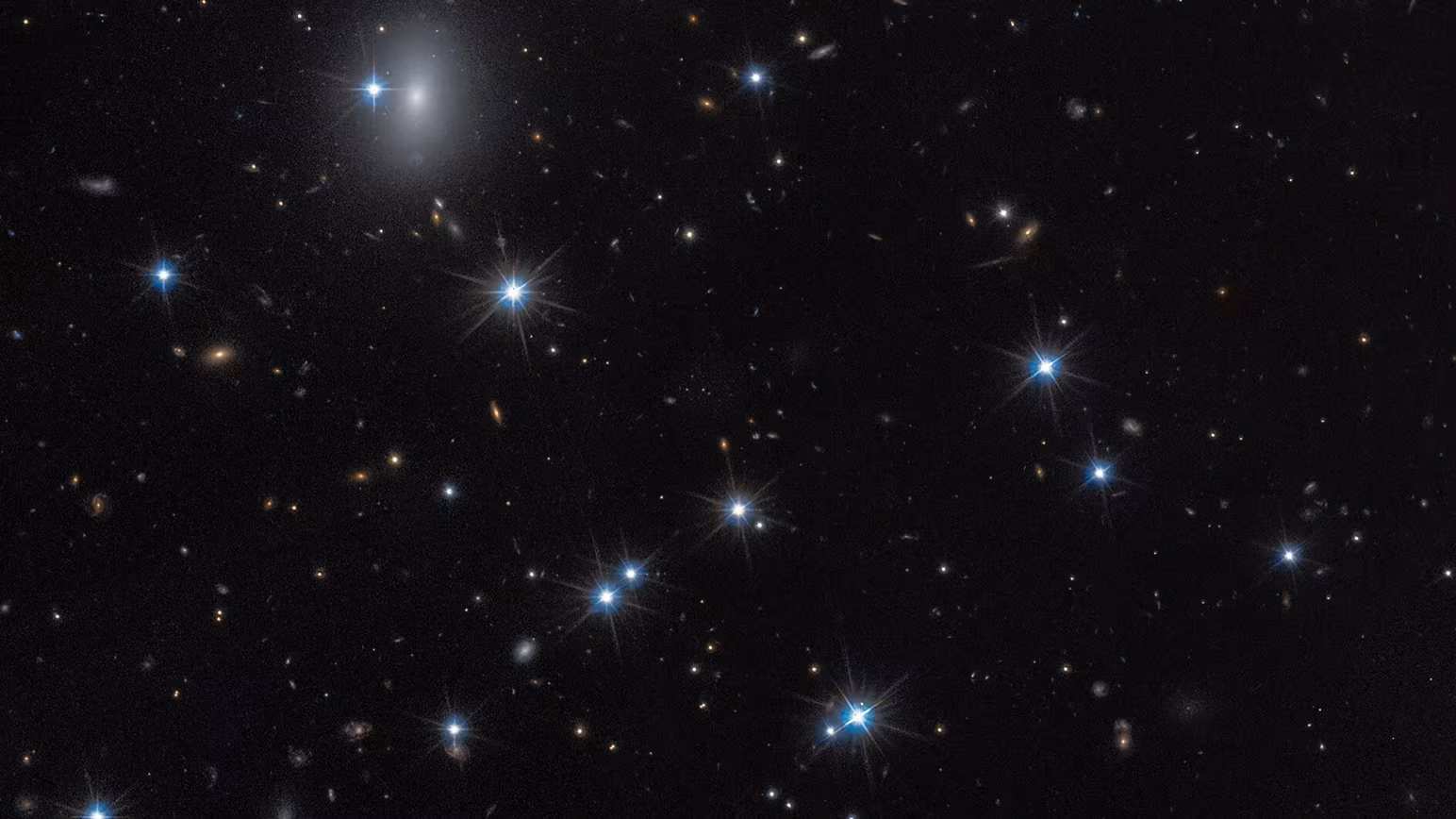 Descoberta fascinante: galáxia quase invisível feita de matéria escura é revelada
