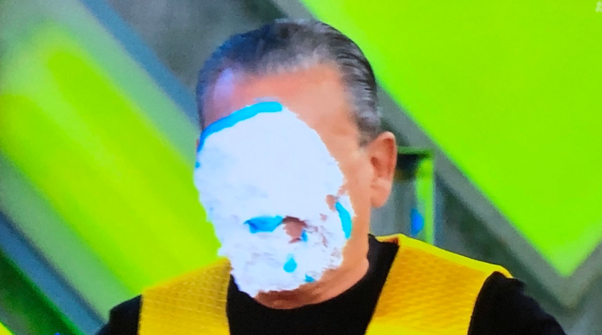 Galvão Bueno após levar torta na cara no "Passa ou Repassa" • Reprodução/SBT