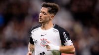 Michel Bastos descarta "corpo mole" e aponta problema no Corinthians