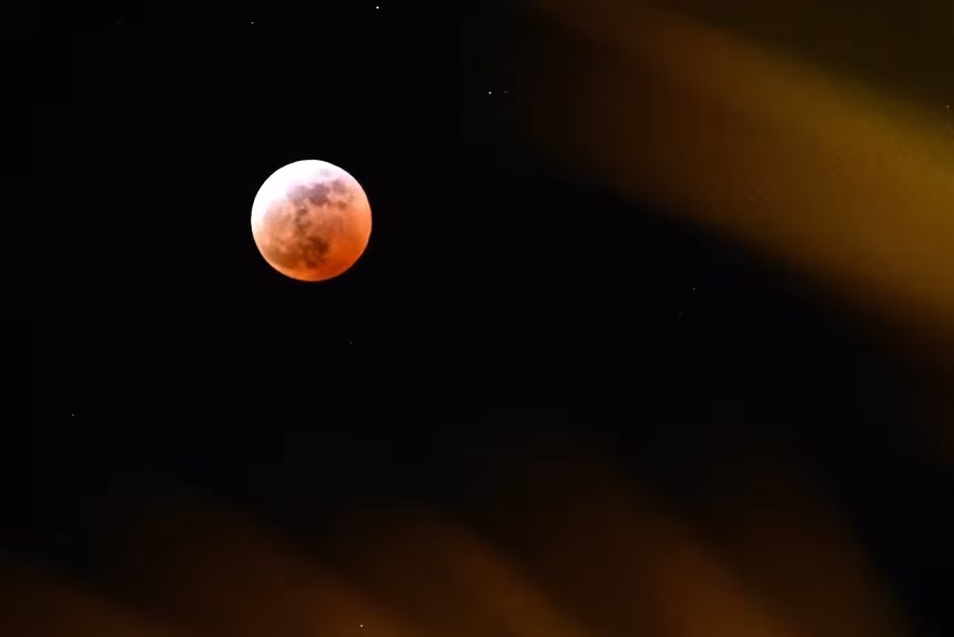 O que é a Lua de Sangue que surgirá com o eclipse nas próximas horas