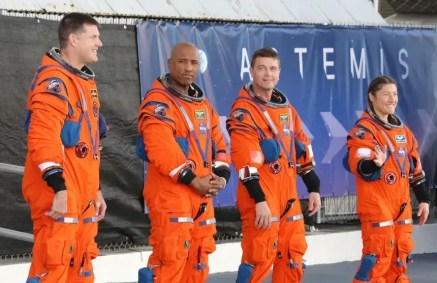 Missão Artemis: entenda por que astronautas usarão trajes da cor laranja |  CNN Brasil