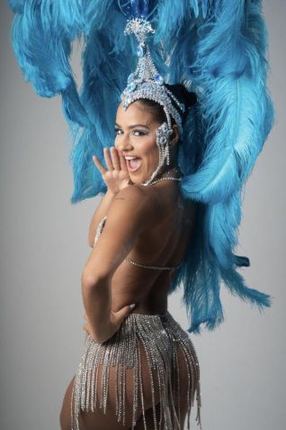 Giullia Buscacio é a nova musa da Unidos de Vila Isabel • Divulgação