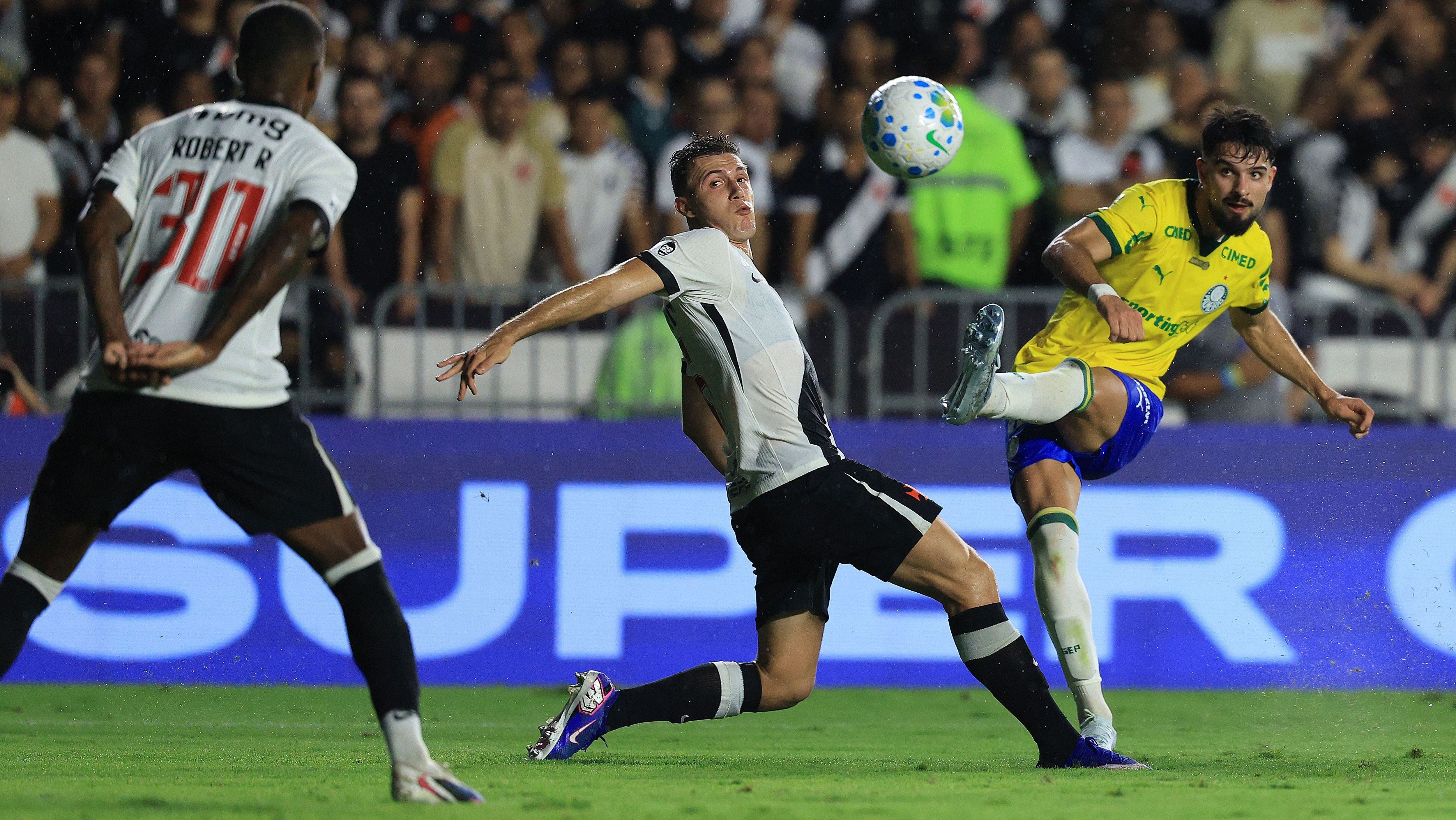 Flaco López finaliza para abrir o placar para o Palmeiras contra o Vasco
