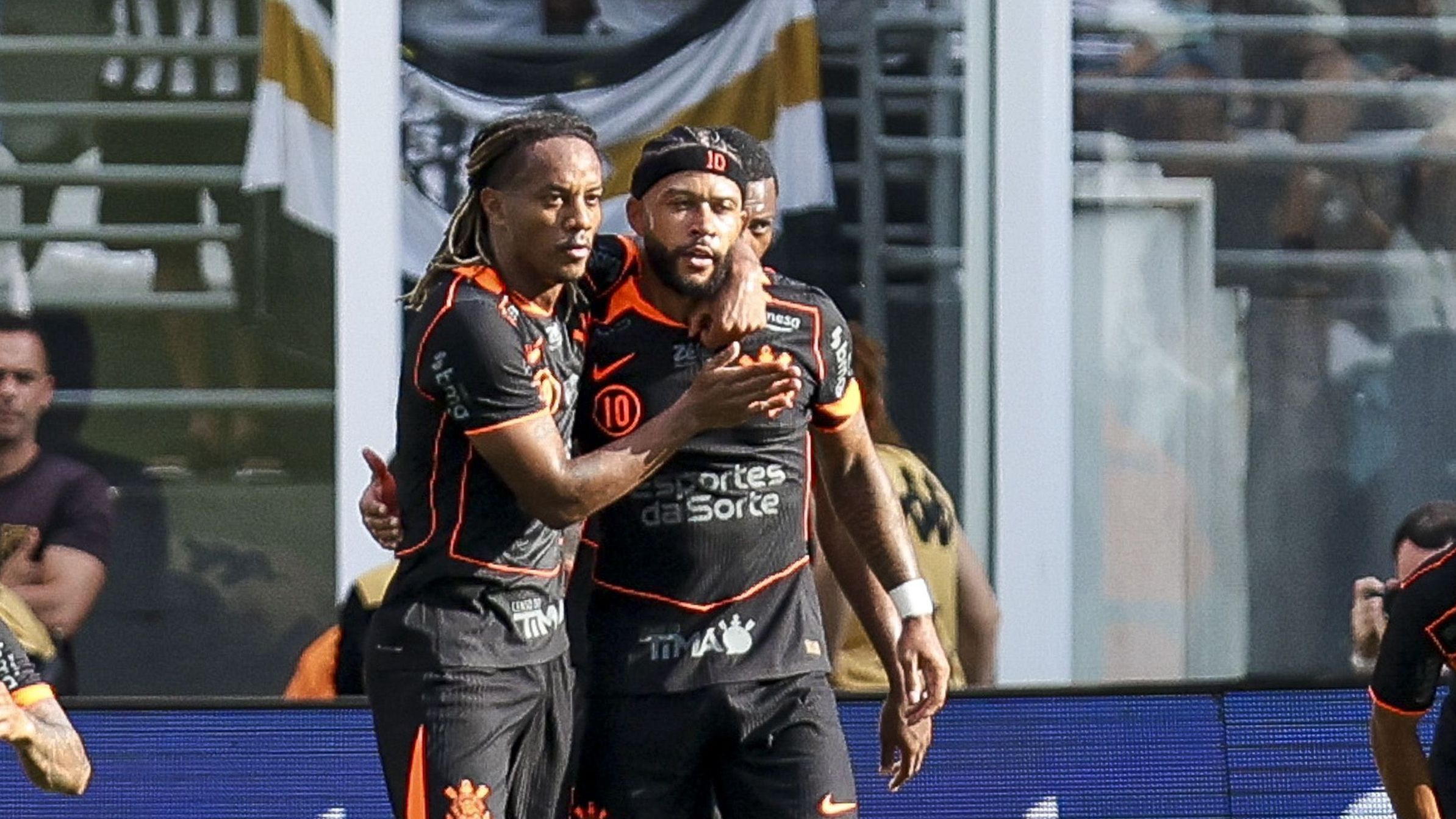 Memphis Depay comemora com companheiros o gol que marcou em Santos x Corinthians
