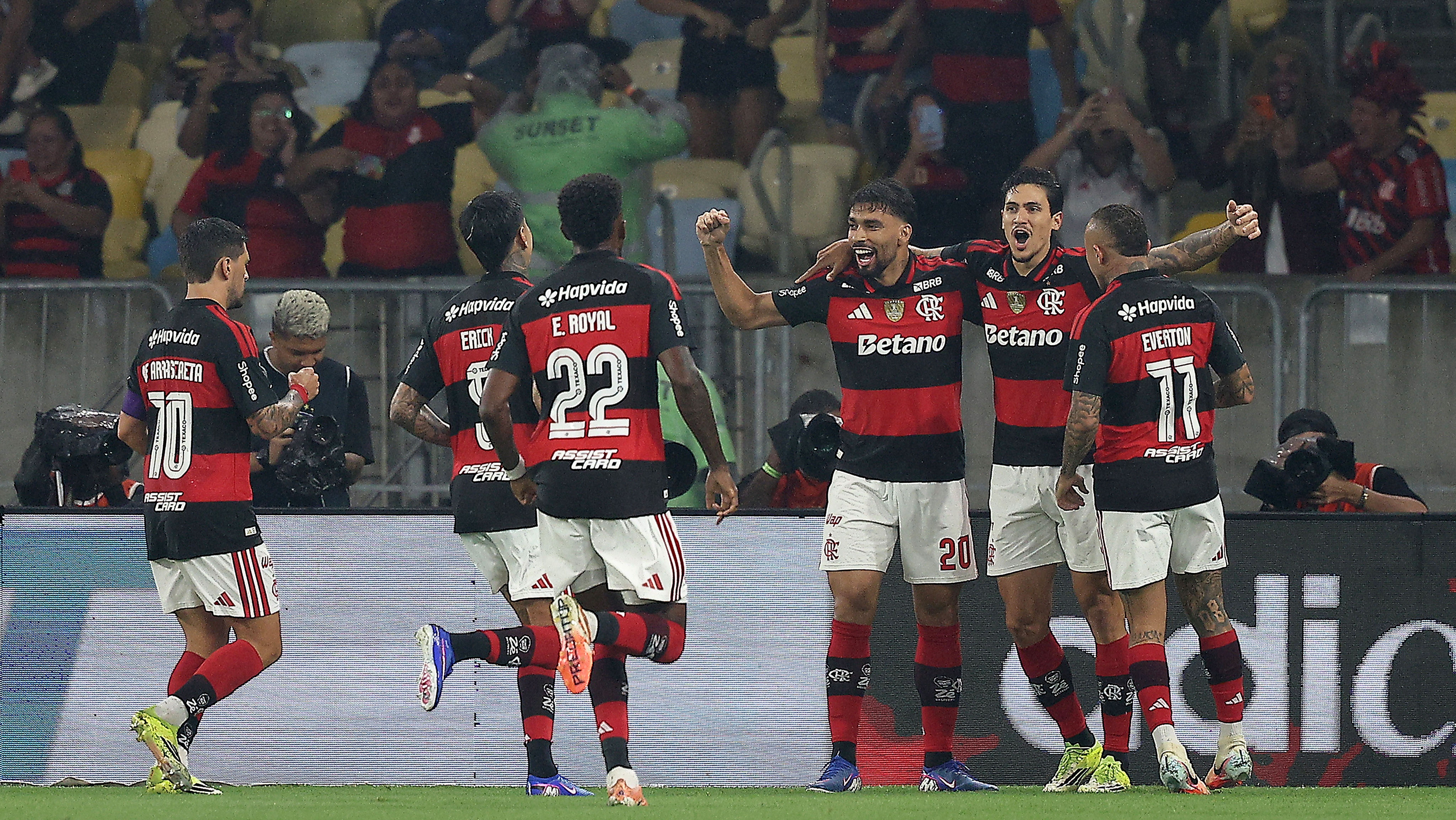 Jogadores do Flamengo comemoram com Pedro o gol sobre o Cruzeiro