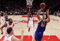 Brasileiro dá drible humilhante em Kevin Durant em vitória na NBA; veja