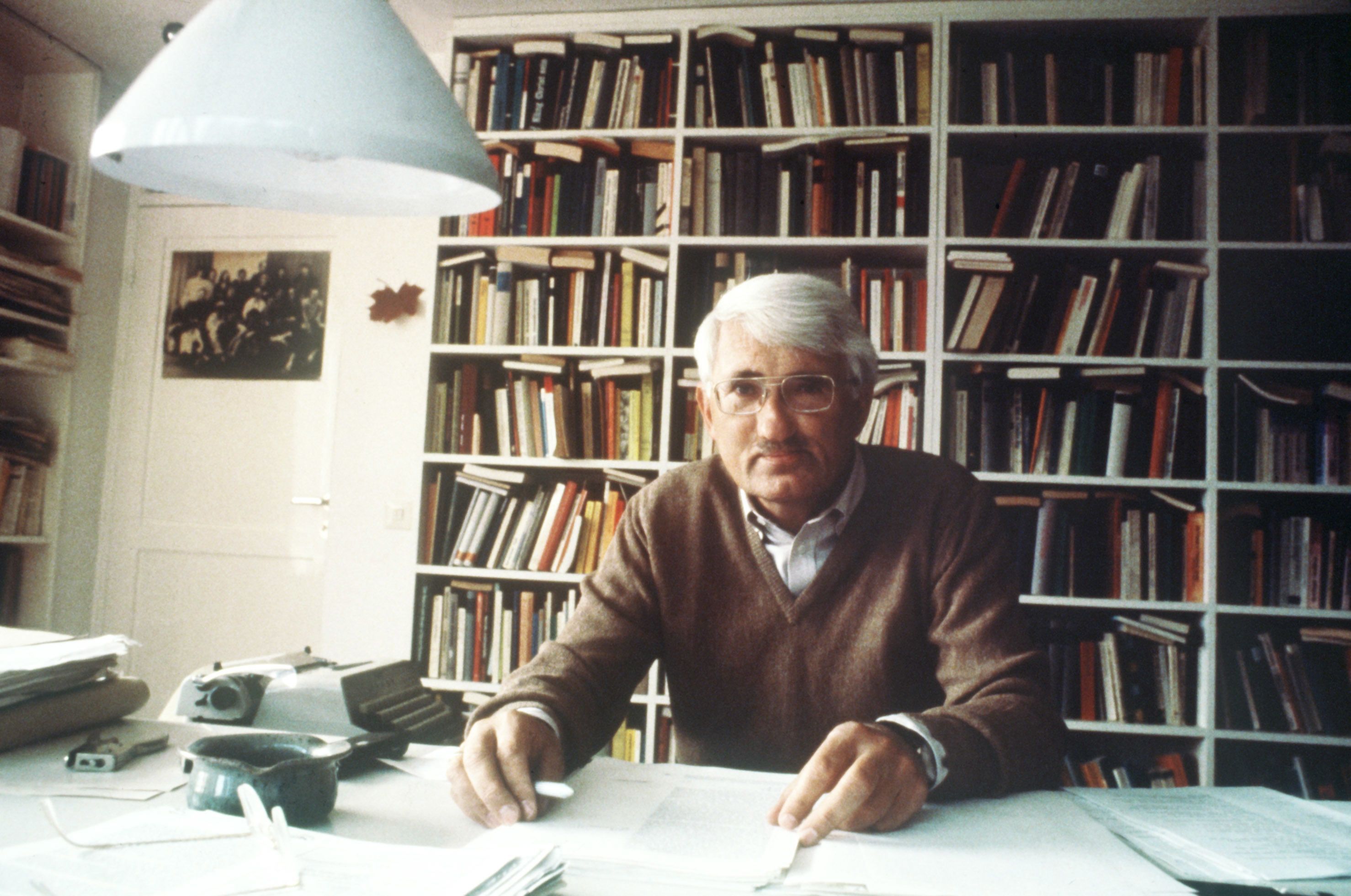 Jürgen Habermas, filósofo social e sociólogo da "Escola de Frankfurt", fotografado em agosto de 1981 em sua casa em Starnberg. • Roland Witschel/picture alliance via Getty Images