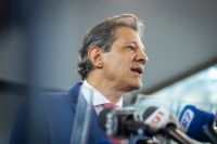 Haddad acusa Tarcísio de "subserviência" aos EUA após decisão sobre PCC