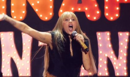 Miley Cyrus performa "Best of Both worlds" em especial de 20 anos