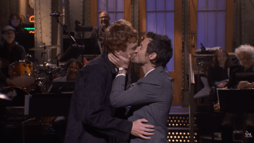 Durante o monólogo de abertura da atração, o ex-integrante do One Direction se manifestou sobre as críticas que recebeu nos últimos anos por supostamente explorar ambiguidades em suas músicas e na forma de se vestir para atrair o público LGBTQIA+