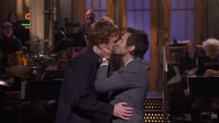 Harry Styles rebate acusações de "queerbaiting" com beijo ao vivo; assista