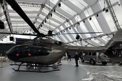 Helicóptero da Mercedes exposto ao lado de um Classe G.