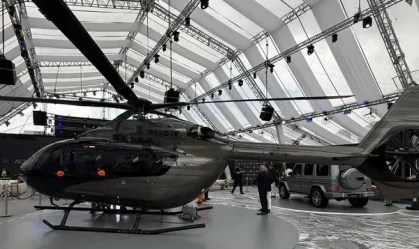 Helicóptero da Mercedes exposto ao lado de um Classe G.