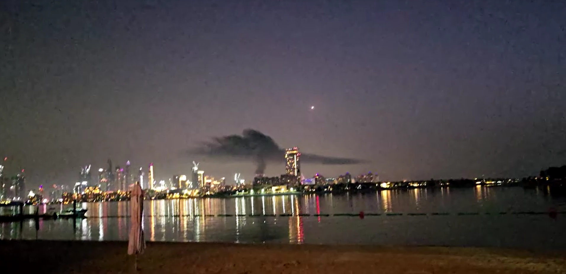 Sinalizador cruza o céu de Dubai enquanto Irã ataca bases dos EUA; fumaça é vista sobre hotel em Palm Jumeirah • Vídeo obtido pela REUTERS