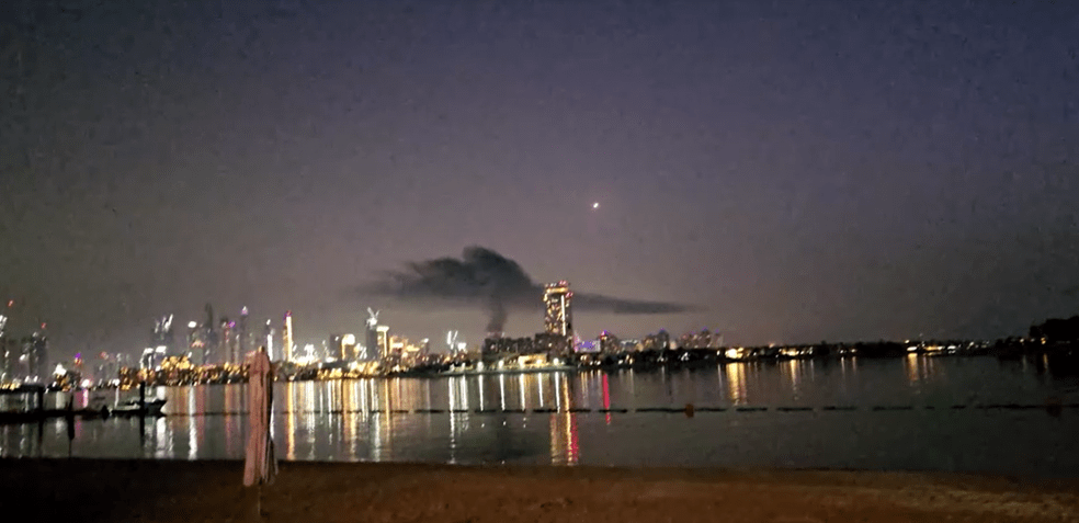 Sinalizador cruza o céu de Dubai enquanto Irã ataca bases dos EUA; fumaça é vista sobre hotel em Palm Jumeirah • Vídeo obtido pela REUTERS