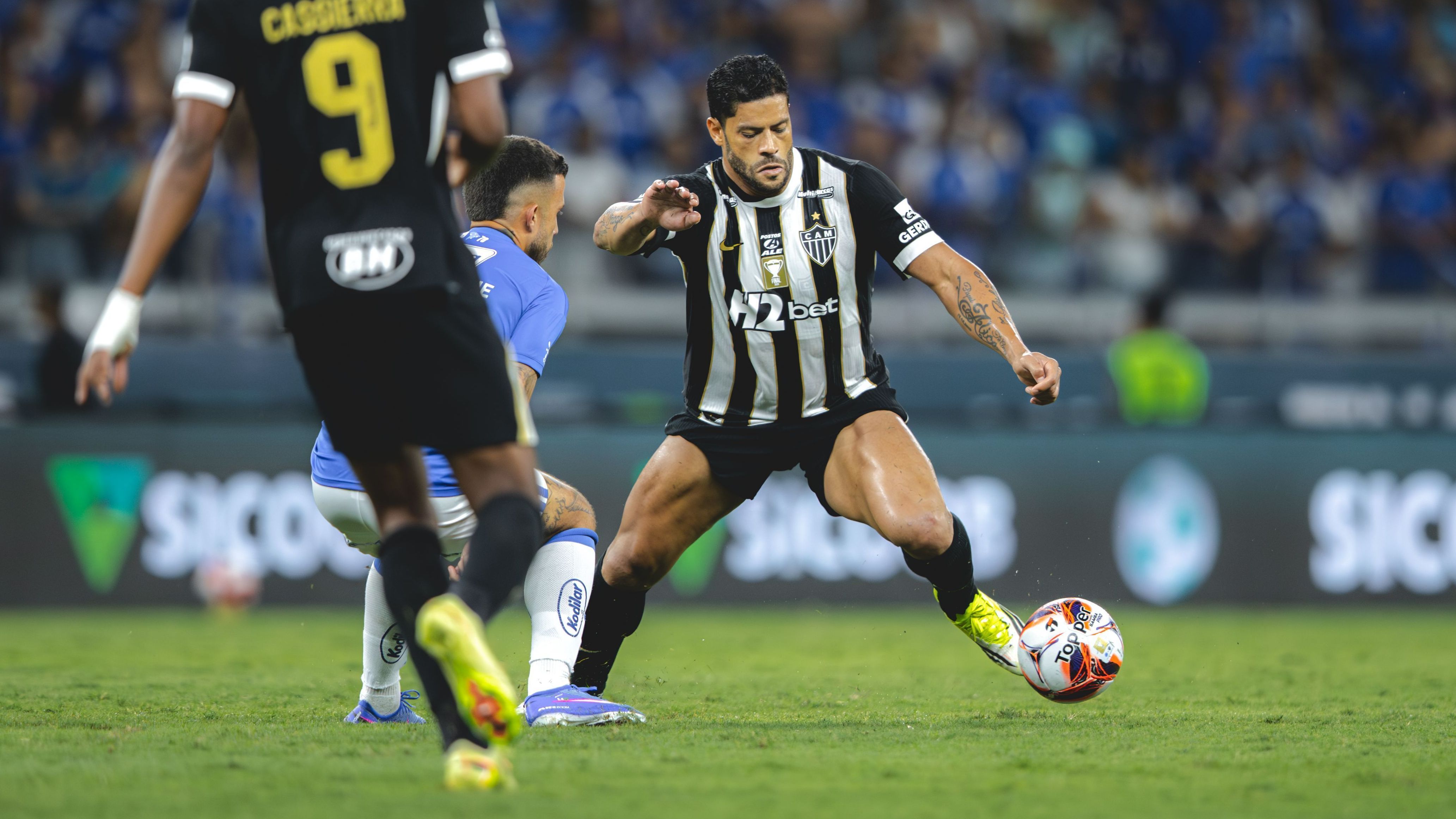 Hulk em ação na final do Campeonato Mineiro contra o Cruzeiro