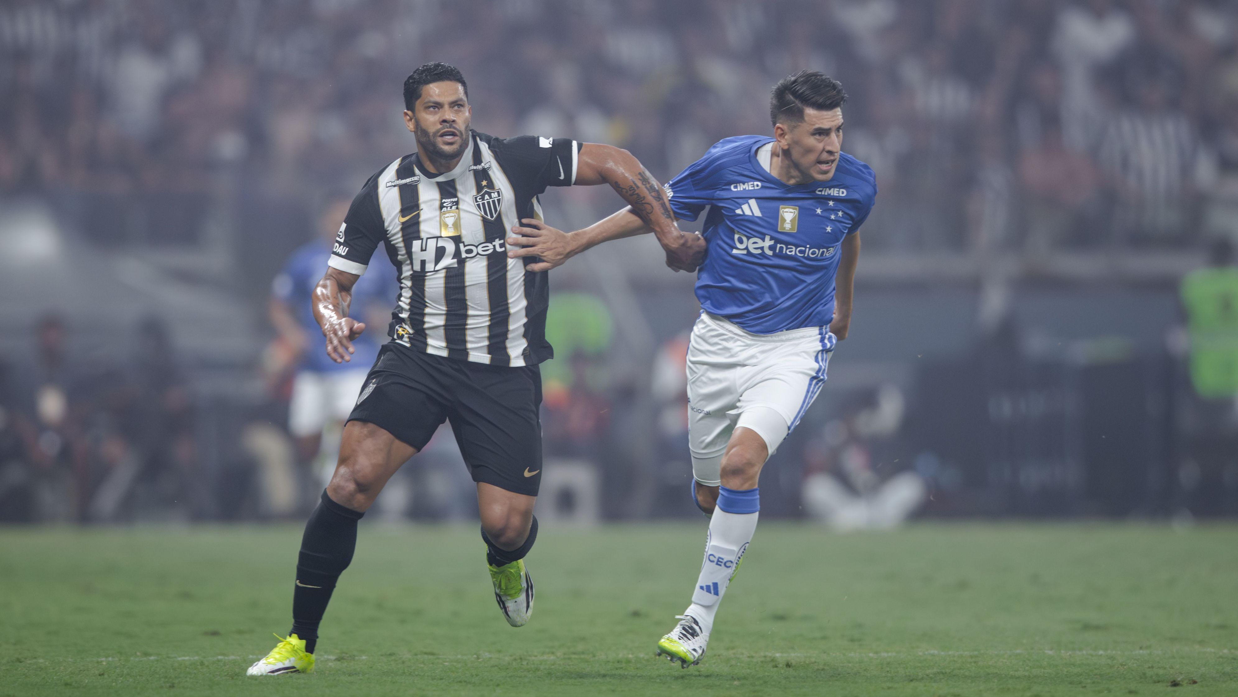 Hulk e Villalba disputam jogada na final do Mineiro